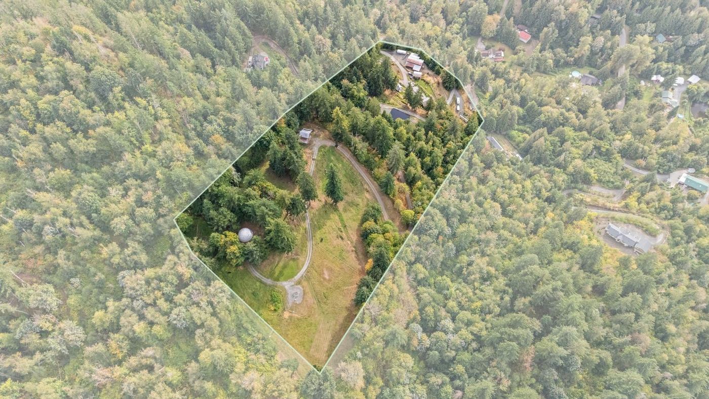 Aerial photo of the property with the approximate boundary marked